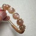 Detailansicht eines handgefertigten Haarschmucks mit 14K Golddraht, Sonnenstein und Perlen - Fleischrosa Stein Perlendekor Stil (Stil 4)