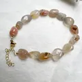 Vista dettagliata di perle in pietra naturale grezza con chiusura a moschettone dorata - Bracciale in Agata