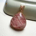 Makroaufnahme von handgefertigtem goldumwickeltem Tropfenanhänger mit orangefarbenem Mondstein - Tropfenförmiger Rhodochrosit-Stil (Nr. 3, 16.9g, 46*31MM)