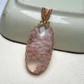 Makroaufnahme eines ovalen Naturstein-Anhängers mit goldener Drahtwicklung - Ovaler roter Hämatoid-Quarz-Stil (Nr. 4, 17,8 g, 57x23 mm)
