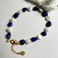 Detailansicht des S925-Herzanhängers am Barockperlen- und Lapislazuli-Armband - Lapislazuli mit Süßwasserperle
