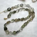 Dettaglio della collana di perle di cristallo fantasma verde naturale con chiusura dorata - Collana Tormalina Rutilata