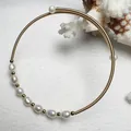 Λεπτομέρεια από χρυσό βραχιόλι 14K με μπαρόκ μαργαριτάρια γλυκού νερού και κοράλλι - Στυλ Λευκό Μαργαριτάρι Ρύζι / Λευκό