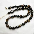 Dettaglio collana in occhio di tigre irregolare con chiusura a moschettone dorata - Collana Occhio di Tigre Giallo Blu