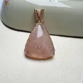 Detailansicht eines handgefertigten Kristallanhängers mit goldener Drahtwicklung - Dreieckiger Rosenquarz-Stil (Größe 12, 10,7g, 43x25mm)