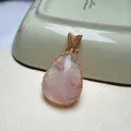 Detail eines tropfenförmigen rosa Kristallanhängers mit handgefertigter Golddrahtwicklung - Tropfenförmiger Rosenquarz-Stil (Nr. 1, 12,3g, Größe 45*24MM)