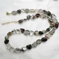 Dettaglio di collana in cristallo fantasma naturale con inclusioni colorate e chiusura - Collana in Quarzo Fantasma