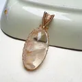 Handgefertigter Anhänger aus goldumwickeltem Phantomquarz-Kristall mit Schneeflockenmuster - Ovaler Phantomquarz-Stil (Nr. 10, 15,2 g, 50*21 mm)
