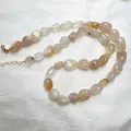 Dettaglio della collana in pietre di agata naturali con chiusura a moschettone - Collana di agata
