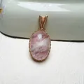 Handgefertigter Schneeflocken-Phantom-Anhänger mit Golddrahtwicklung und Naturkristall - Ovaler pink-weißer Struktur-Stil (Größe 11, 8,4 g, 37x18 mm)