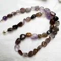 Collana di pietre grezze di cristallo multicolore con ametista e quarzo su peluche - Collana Auralite-23