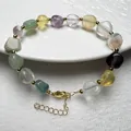 Makro-Detail von Naturkristall-Edelsteinarmband mit Goldperlen und Karabinerverschluss - Fluorit