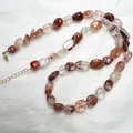 Dettaglio della collana in quarzo rutilato rosso naturale con chiusura dorata regolabile - Collana in Quarzo Ematoide Koi
