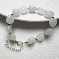 Detailansicht eines weißen Naturkristall-Armbands mit Goldperlen und verstellbarem Verschluss - Weißer Chalzedon