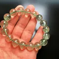 Primer plano detallado de cuentas de cuarzo fantasma verde natural en la pulsera - Estilo 3