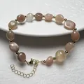 Naturstein-Armband mit unregelmäßigen Perlen, Gold-Abstandshaltern und Metallverschluss - Sonnenstein