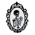 Gothic-Emaille-Brosche mit Totenkopf und Rose im verzierten viktorianischen Rahmen - Skelett Hält Blumen Büste Stil (C3473-2)