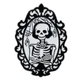 Gothic Emaille-Brosche mit Totenkopf, Barock-Rahmen und feinem Spinnennetz-Hintergrund - Halskette Spinnennetz Totenkopf Stil (C3473-3)