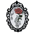Gothische Emaille-Brosche mit Skeletthand, roter Rose und antikem Rahmen-Design - Skeletthand Hält Rote Rose Stil (C3473-4)