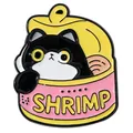 Détail macro du pin's émaillé chat de dessin animé et crevette aux finitions colorées - Chat Noir et Blanc Conserve de Crevettes (C3468-6)
