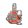Dettaglio spilla in smalto con bottiglia di whisky e bicchiere con incisione Age My Own Way - Stile Bottiglia di Brandy (C3488-1)