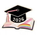 Λεπτομέρεια καρφίτσας αποφοίτησης 2026 με ακαδημαϊκό καπέλο και βιβλίο στα χρώματα του ουράνιου τόξου - Στυλ Μαύρο Καπέλο με Βιβλίο Ουράνιο Τόξο 2026 (C3474-5)