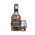 Dettaglio della spilla smaltata Still Spirit con bottiglia arancione e bicchiere - Stile Bottiglia di Superalcolico (C3488-5)