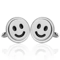 Gros plan de boutons de manchette smiley en argent poli avec détails noirs sur fond blanc - Style Smiley Argent (B1096)
