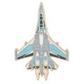 Gros plan détaillé d'une broche avion de chasse en émail bleu et gris doré - Chasseur Bleu Gris Blanc (C3418-6)
