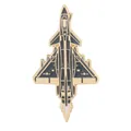 Insigne en émail doré avion de chasse avec design furtif gris et flamme blanche à la queue - Chasseur Gris Foncé (C3295-6)