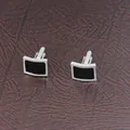 Boutons de manchette carrés argentés avec émail noir sur une surface en cuir brun - Style Rectangulaire (B1148)
