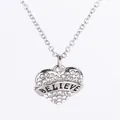 Collana a cuore argentata con cristalli scintillanti e incisione Believe sul ciondolo - Credere