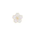 Detailansicht der weißen Kirschblüten-Brosche mit Goldrand und floralen Akzenten - Sakura Stil (C1147-Weiß) / Weiß
