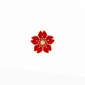 Makroaufnahme einer roten Kirschblüten-Brosche aus Emaille mit Goldkante - Sakura Stil (C1147-Rot) / Rot