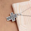 Dettaglio del ciondolo a croce d'argento con scritte incise su una base di legno - Croce Argento (A2089)