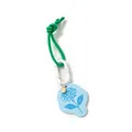 Detalle de colgante de cuerda trenzada verde con etiqueta de hortensia y mosquetón - Flor Azul