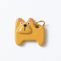 Detailaufnahme eines hochglänzenden Bulldoggen-Anhängers mit 18K Goldring für Zubehör - Braune Bulldogge Anhänger (12)