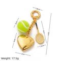 Tennis-Schlüsselanhänger mit goldenem Herz, Mini-Schläger und grünem beflockten Tennisball - Tennis Thema Stil