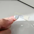 Detalle de un colgante de perla barroca en forma de corazón sostenido para ver el tamaño - Colgante de Corazón y Perla