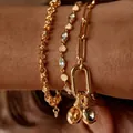 Ensemble de trois bracelets dorés superposés avec pendentifs en pierres gemmes - Bracelet (Style Image Principale)