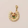 Detail eines goldenen Hufeisen-Glückskatzen-Anhängers mit Strasssteinen und Karabiner - Gold Hufeisen Anhänger