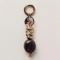Handgefertigter ethno-perlenanhänger mit lila amethyst und naturstein für bootsschuhe - Brauner Stein Anhänger