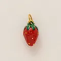 Schicker Erdbeer-Anhänger aus roter Emaille mit grünen Blättern und Goldmetallring - Erdbeer-Stil