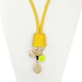 Detail eines gelben Leder-Taschenanhängers mit goldenem Herz und Tennisschläger - Tennis Thema Set