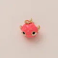Détail d'un porte-clés poisson-globe rose avec finitions dorées et détails en émail - Dauphin Rose