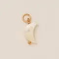 Macro-opname van maanvormige hanger met schelptextuur en gouden draadwikkeling - Maan (Hanger)