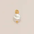 Dettaglio di un elegante ciondolo in perla bianca con doppio anello e piccola sfera dorata - Perla Rotonda