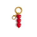 Détail d'un porte-clés plaqué or 18 carats avec trois perles en forme de cœur rouge vif - Pendentif En Forme De Cœur En Aubépine Confite