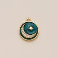 Détail d'un pendentif doré rond en émail bleu avec croissant de lune et étoile brillante - Pendentif Lune Étoile Émail Bleu