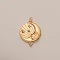 Vue détaillée du pendentif lune et étoile doré avec cristaux et éclats métalliques - Pendentif Étoile et Lune